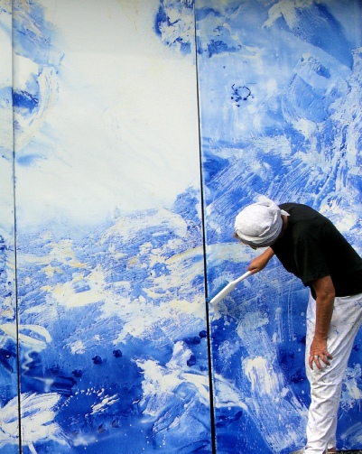 MoNe bemalt Leinwände aus dem Meer mit Ultramarinpigment, das Bild  "BLUE IDEA - motion" ist  3mx5m groß