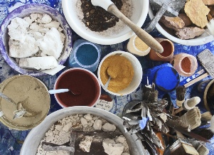 Atelier MoNe: Pigmente, Mörser zum Herstellen von Pigmenten aus gesammelten vielfarbigen Sandsteinen von der Isle of Wight. Pigmente aus der Provence, Kreide von Rügen,  reines Ultramarinpigment, Eisenoxid aus Schweden.