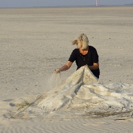 MoNe bearbeitet eine Leinwand am Strand